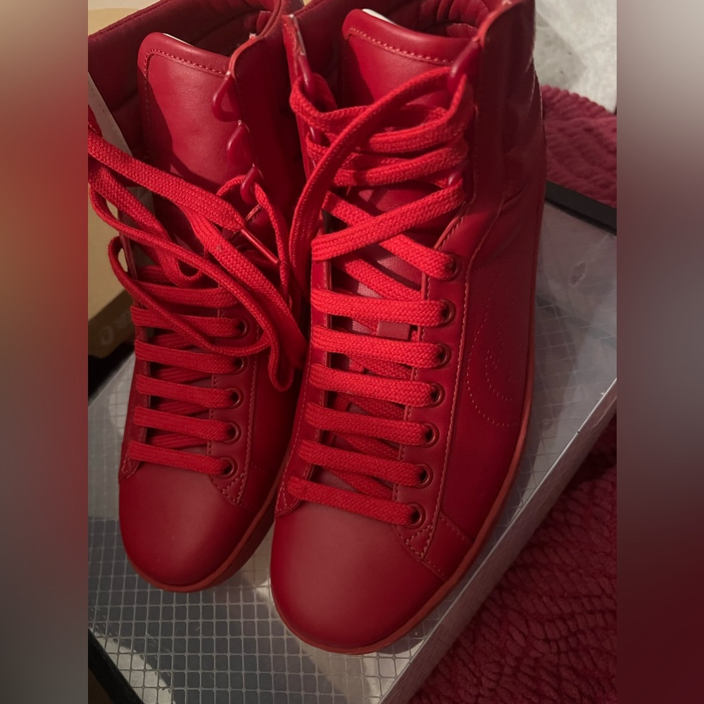 Men size 5.5 eu hightop Gucci sneakers fit a size 9.5 in women or a 7.5 in men’s